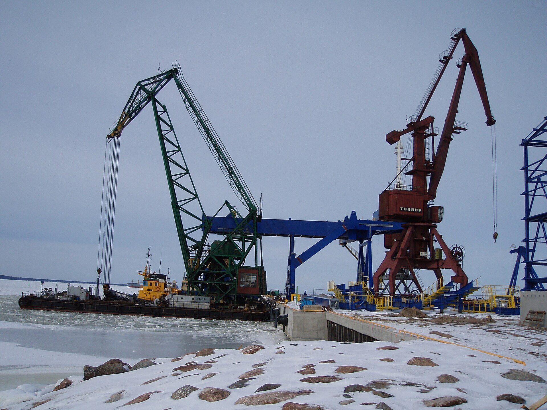 Port cranes and vessel
